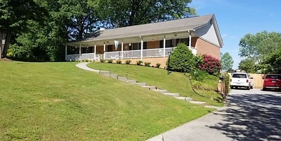 1st image of 1665 Canterbury Dr