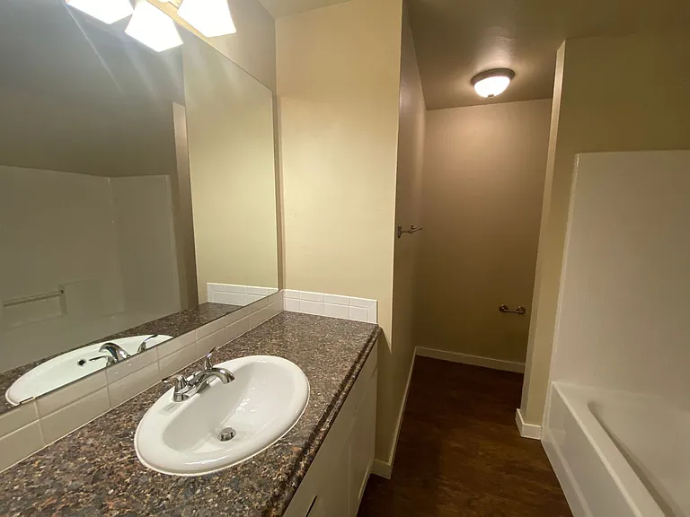 775 SW 13th St — Photo 10