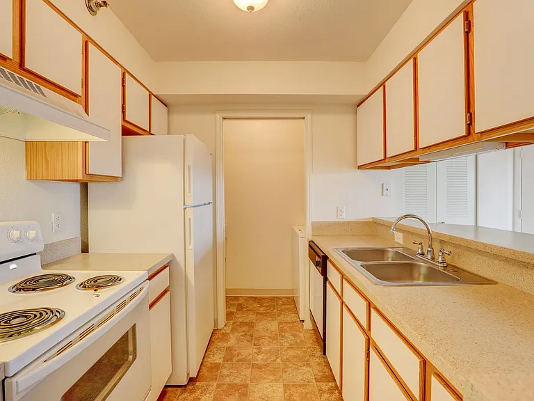 Americana Lakewood Apartments — Photo 42