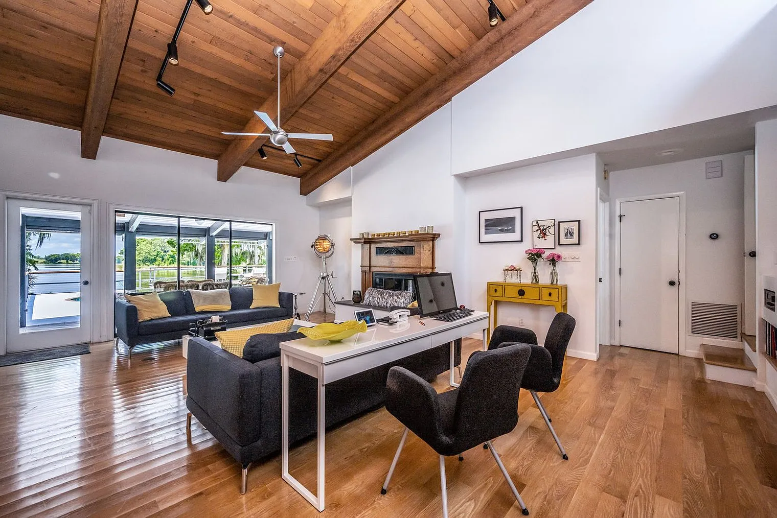 3 bed, 3.0 bath, 2798 sqft, $9,750 — Photo 4