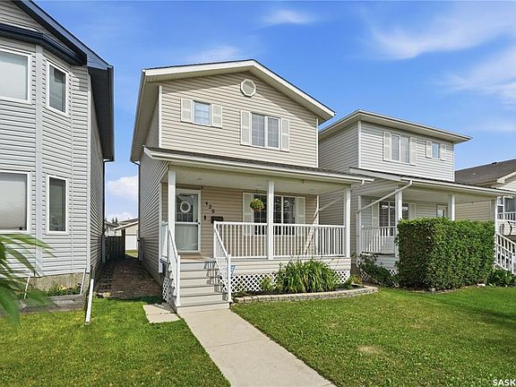 2nd image of 426 Rutherford CRESCENT