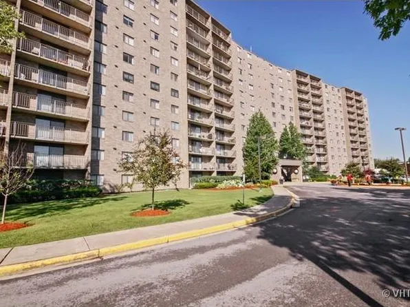 6340 Americana Dr APT 702, Willowbrook, IL 60527