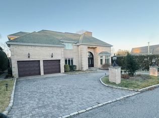 14 Potters Ln, New Rochelle, NY 10805