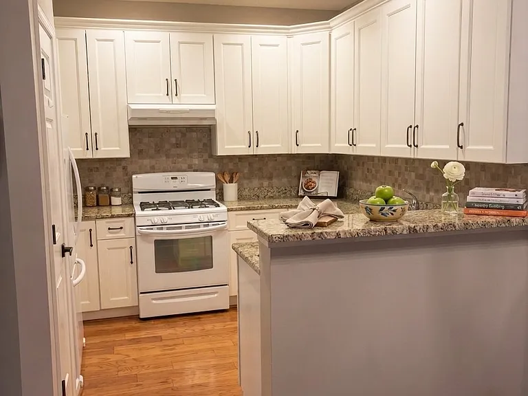 910 Lake Forest Dr — Photo 5