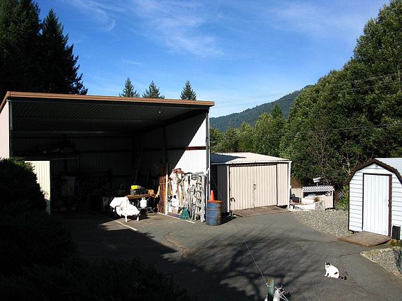 Ample parking with storage