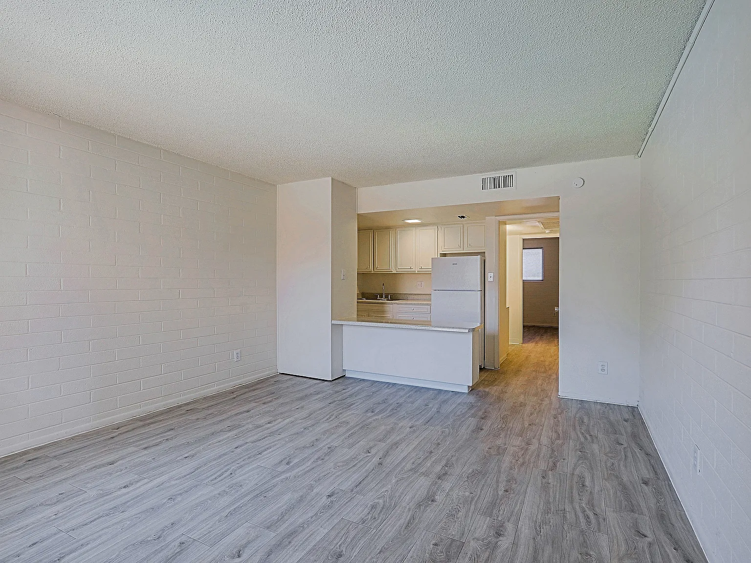 Ambassador West Apartments — Photo 4