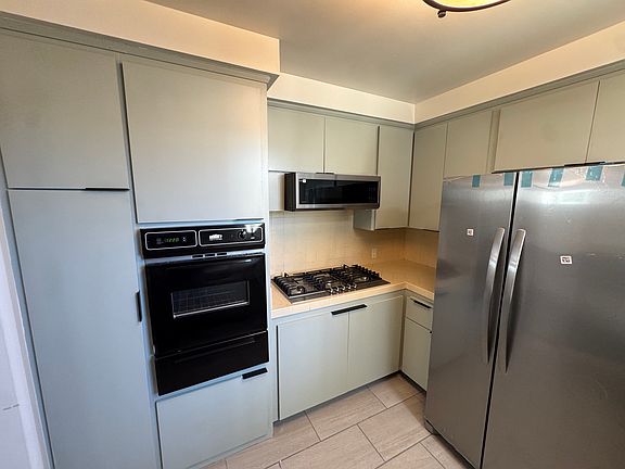 3rd image of 327 Pershing Dr #327