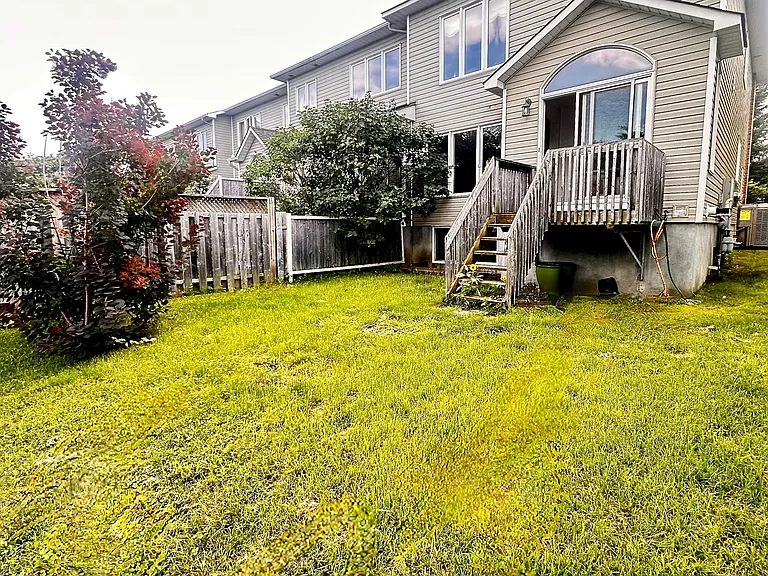 241 Hunterbrook St N — Photo 14