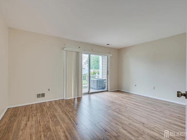 906 Montague Ave — Photo 12