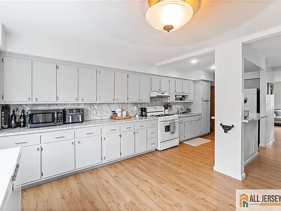 5th image of 594 Ridgedale Ave