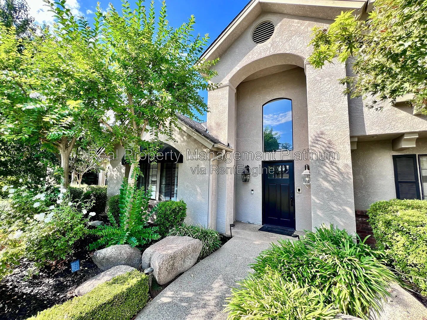 3 bed, 2.5 bath, 2880 sqft, $3,600 — Photo 3