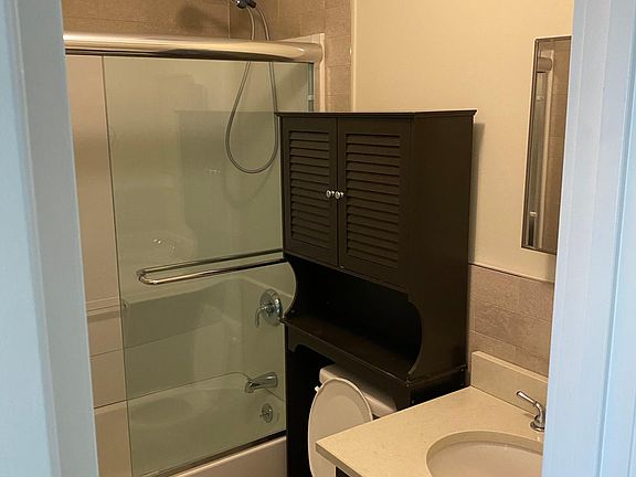3rd image of 1095 Rockland Ave APT 1A