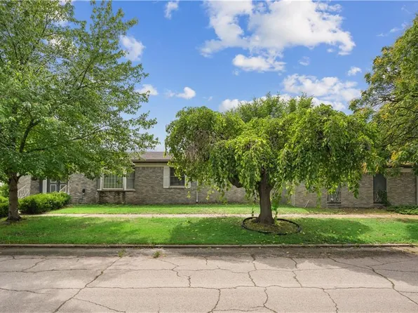 1302 W 4th St, Coffeyville, KS 67337