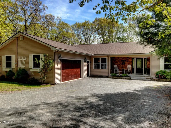 808 Mustang Ct, Lords Valley, PA 18428