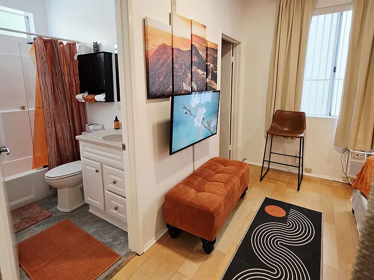 1230 N June St #114 — Photo 12