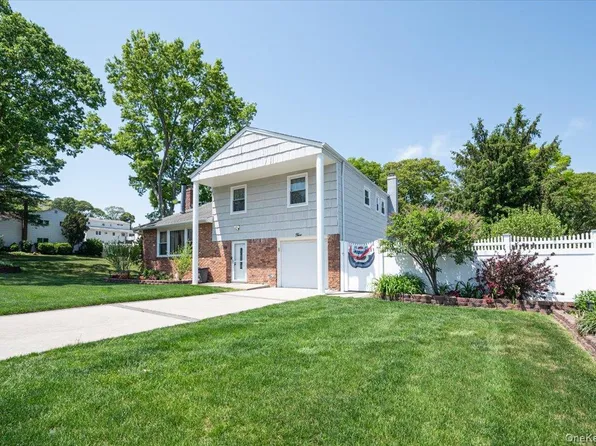 5 Spruceton Street, Brookhaven, NY 11784