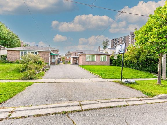 3rd image of 20 Mayhill Cres