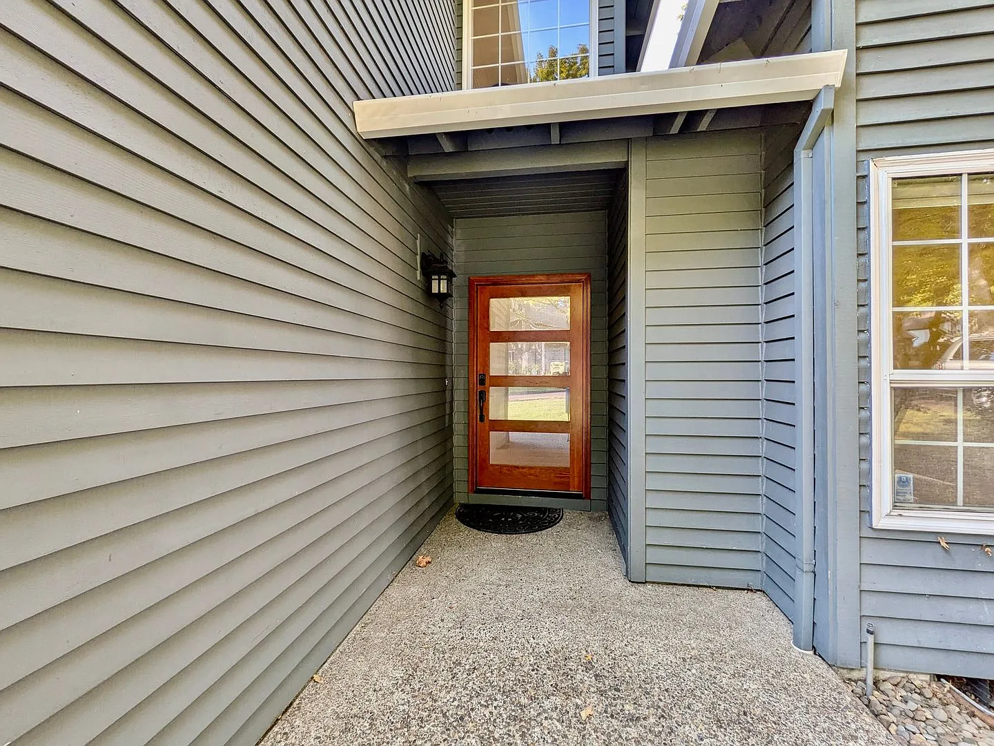 Quiet Nature Retreat in Lake Oswego with Soaring Ceilings & Year-Round Sunroom! — Photo 2