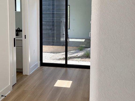 4th image of 605 E 55th St #5