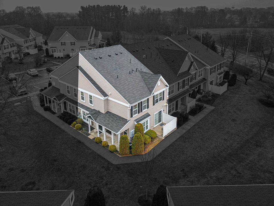 3 bedroom, 2.5 bath townhome in Lexington Mews available for RENT! (Room that could be used as a 4th bedroom, if needed.)