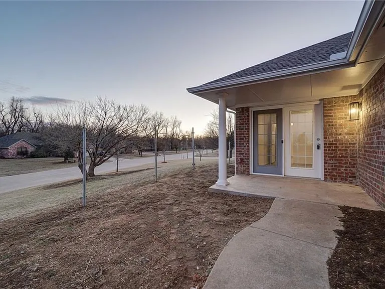 300 Glen Dr — Photo 36