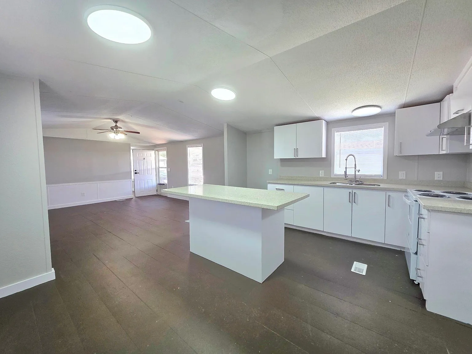 3 bed, 2.0 bath, $1,100 — Photo 1