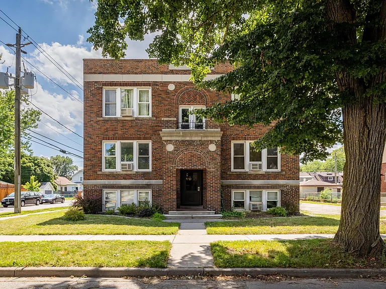 1495 Gladstone Ave — Photo 9