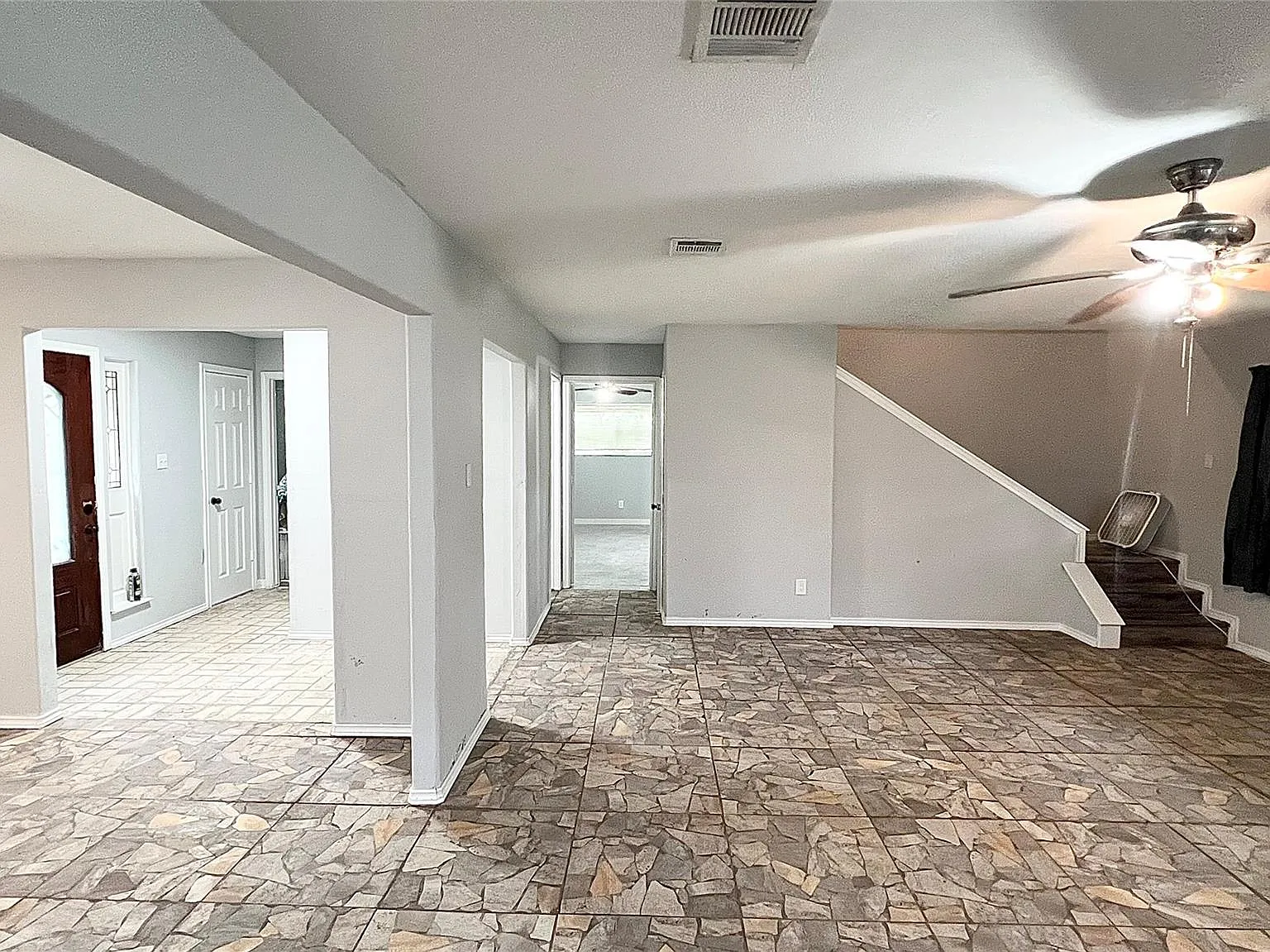 4 bed, 2.5 bath, 3310 sqft, $2,600 — Photo 2