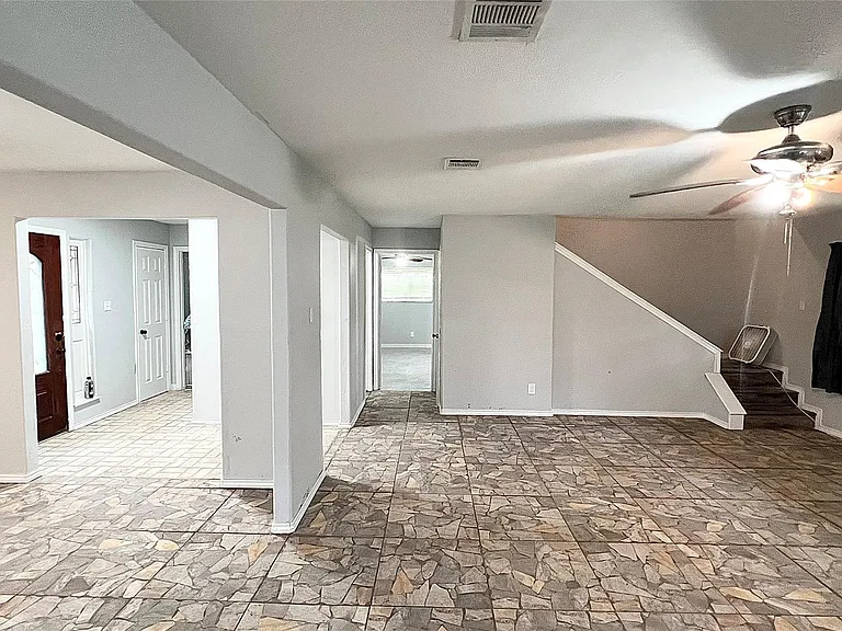 803 Glen Hollow Dr — Photo 2