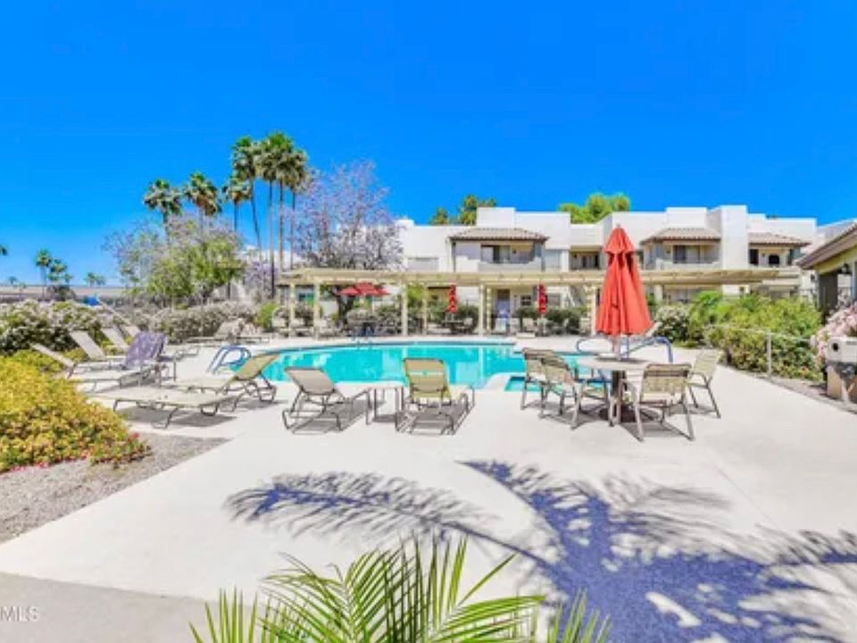 Resort-style pools, hot tubs and fitness center. Pool heated to 86 degrees. This main pool overlooks the lake, and is next to the Clubhouse. This pool is steps away from the condo.