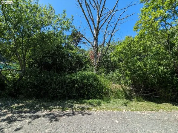 SE 2nd Ct, Lincoln City, OR 97367