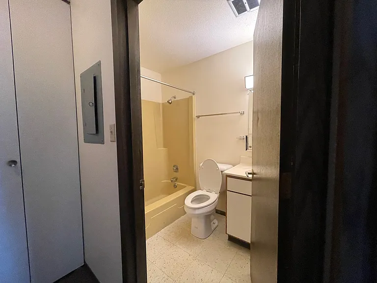 312 W Broadway St #9 — Photo 6