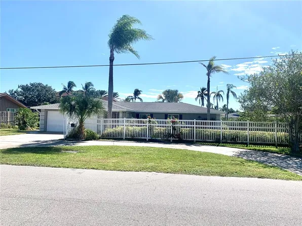 1714 Meadowood St, Sarasota, FL 34231