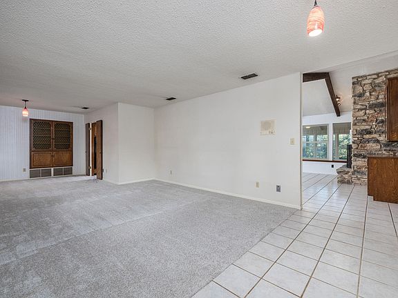 5th image of 806 Country Club Rd