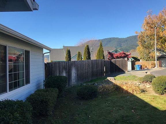 Front fence/gate to backyard