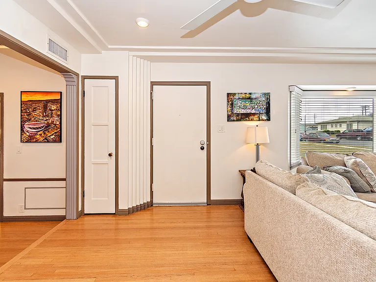 10206 S Hobart Blvd — Photo 9