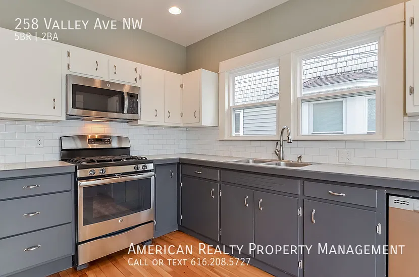5 bed, 1456 sqft, $2,950 — Photo 2