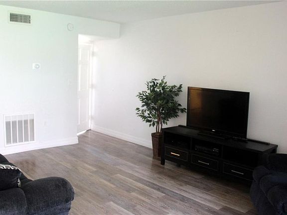 4th image of 274 115th Ave N APT 2