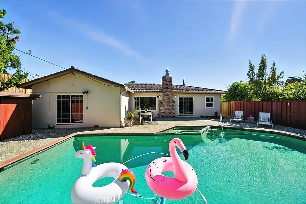 1319 Skyview Dr photo 1
