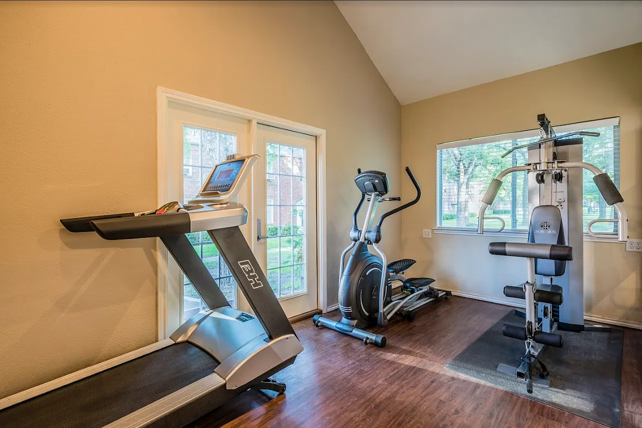 Crestwood Place Apartments — Photo 4