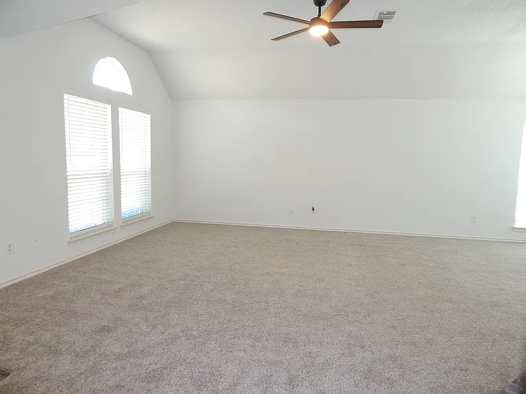 1412 Wesley Dr — Photo 6
