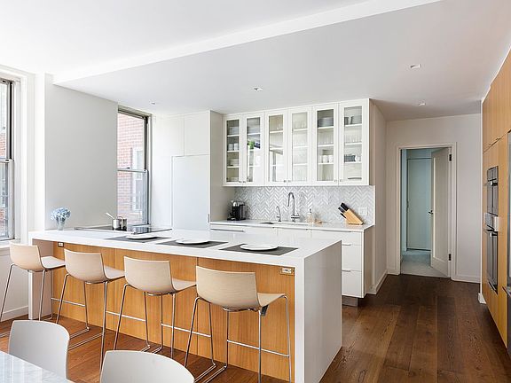 4th image of 201 E 62nd St APT 4D