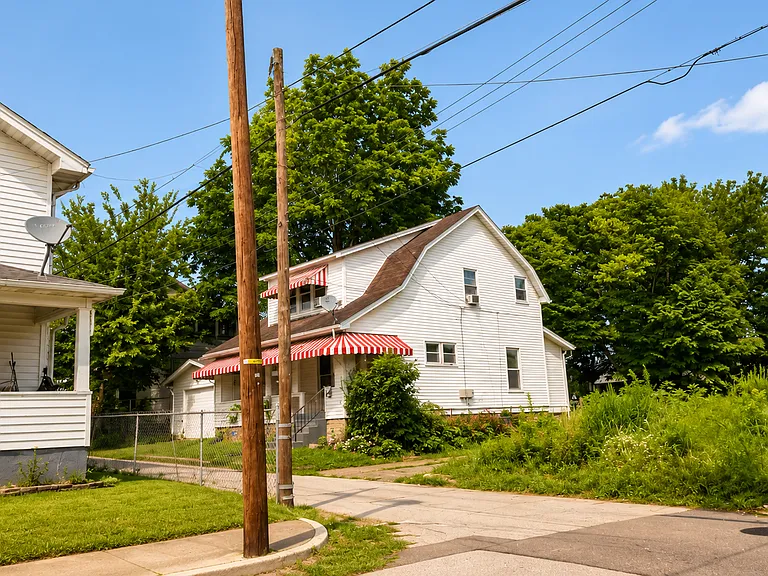 221.5 Russell St — Photo 12