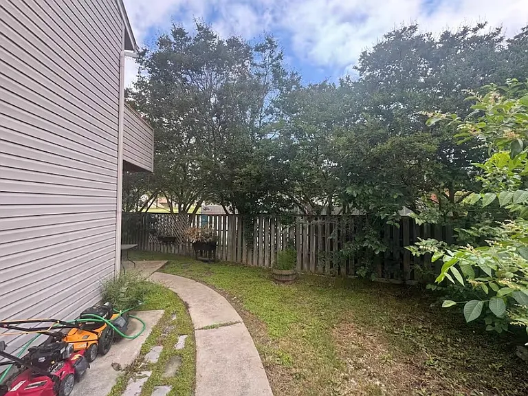 748 Waters Dr — Photo 11
