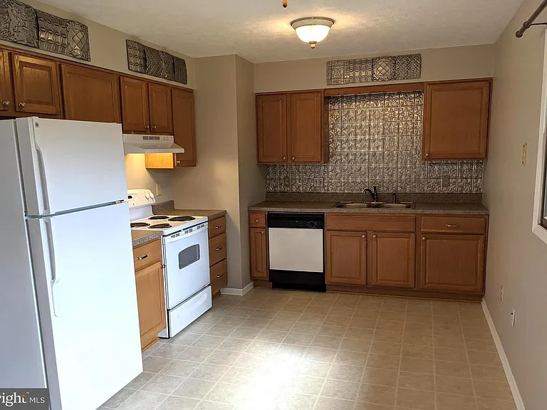 21585 America St — Photo 7