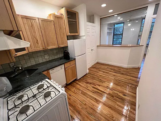 Rented by KNOCKKNOCK LLC | media 9