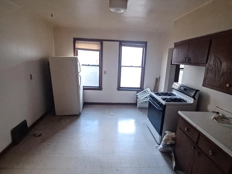 1110 E Hamilton St #201 — Photo 2