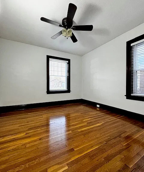 Front bedroom (fits queen size bed)