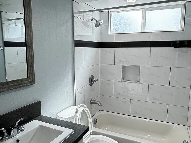 433 1/2 E 30th St — Photo 5