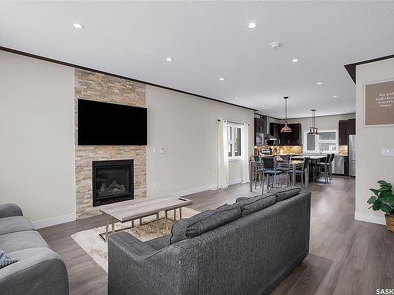 4th image of 305 Clarence AVENUE S